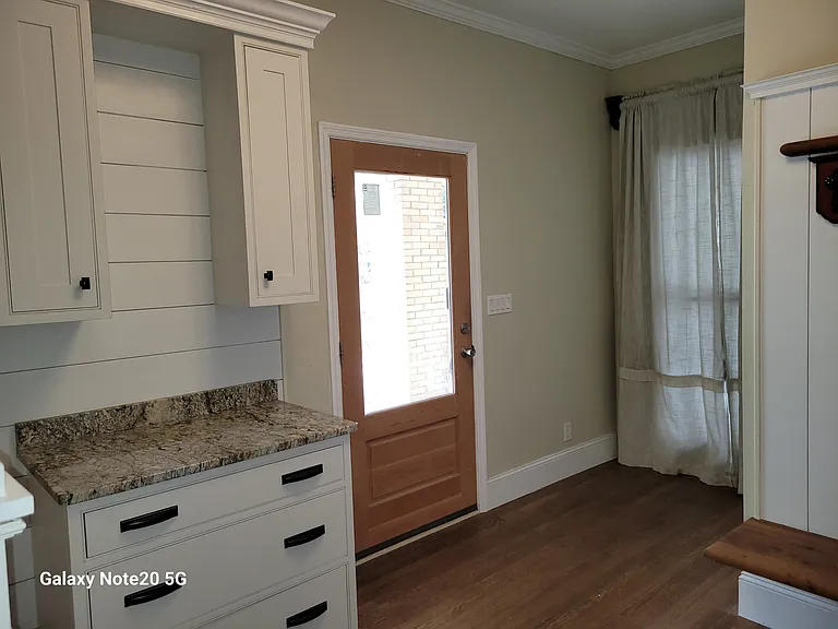 601 W 37th St #B — Photo 2