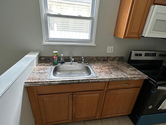 3rd image of 81 Hawkins St #81