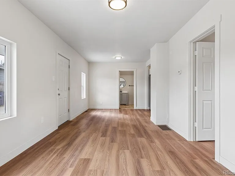 1285 S Irving St — Photo 8