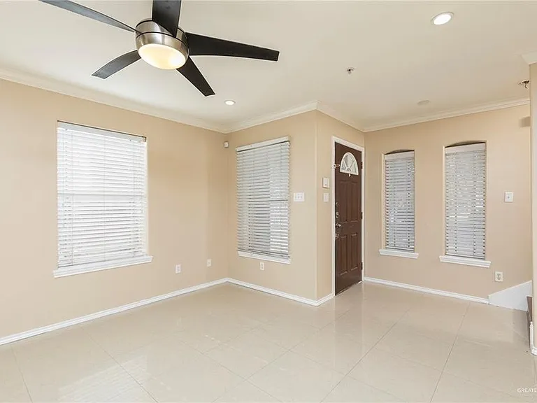 103 S 48th Ln #4 — Photo 2
