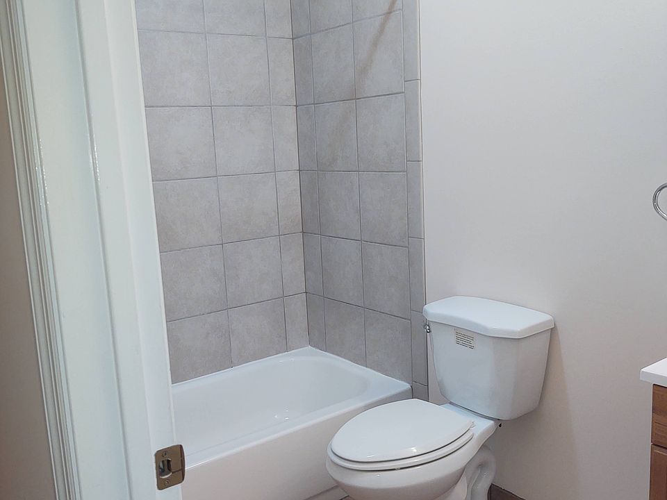 Bathroom in main bedroom with tiles to the ceiling