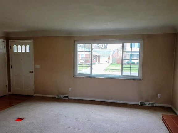 3rd image of 4460 Pinecroft Dr