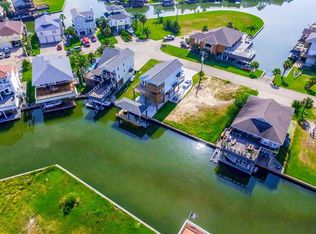 311 Westerly Dr, Tiki Island, TX 77554
