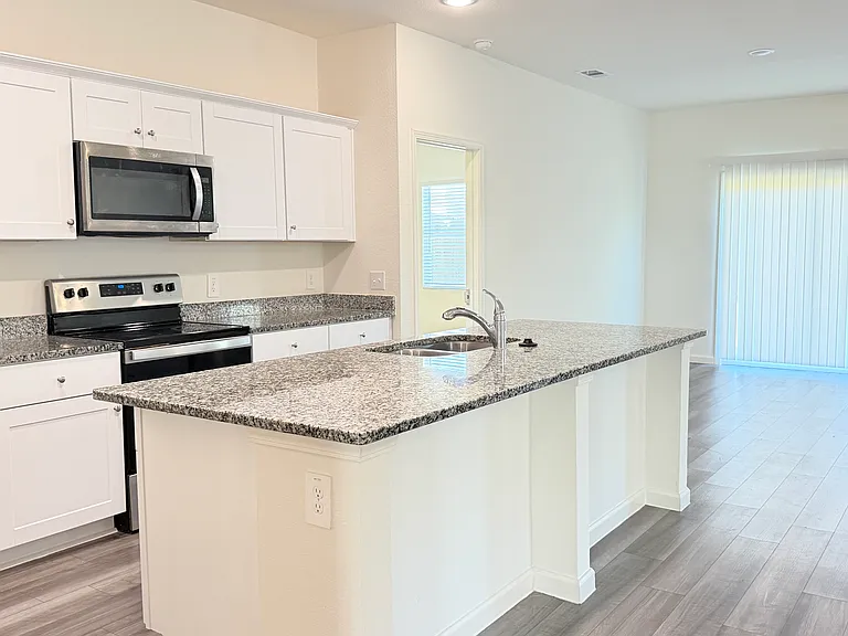 717 Yorkshire Dr — Photo 4