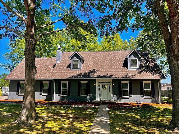 3rd image of 1906 NE Oakridge Dr
