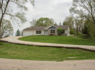 8463 Walnut Dr, Morrison, IL 61270