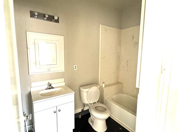 3rd image of 1015 W 7th St #B