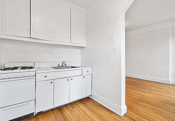 3rd image of 55 1/2 Downing St APT 9