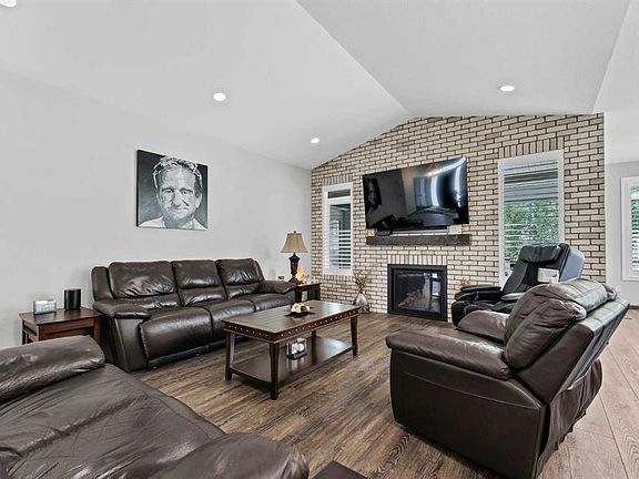 5th image of 215 S Hamptons Cres SE