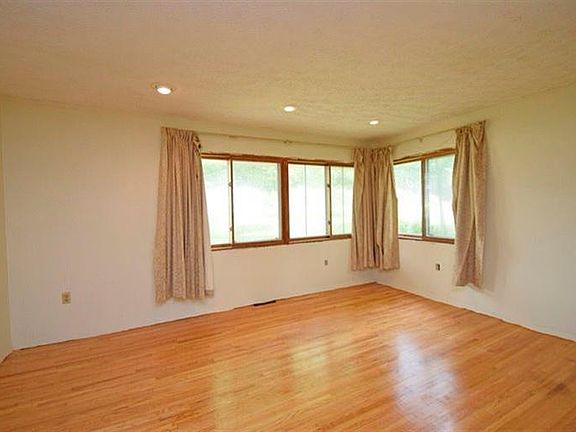 3rd image of 21037 Crestview Ct
