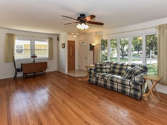 3rd image of 1356 Carol Ln