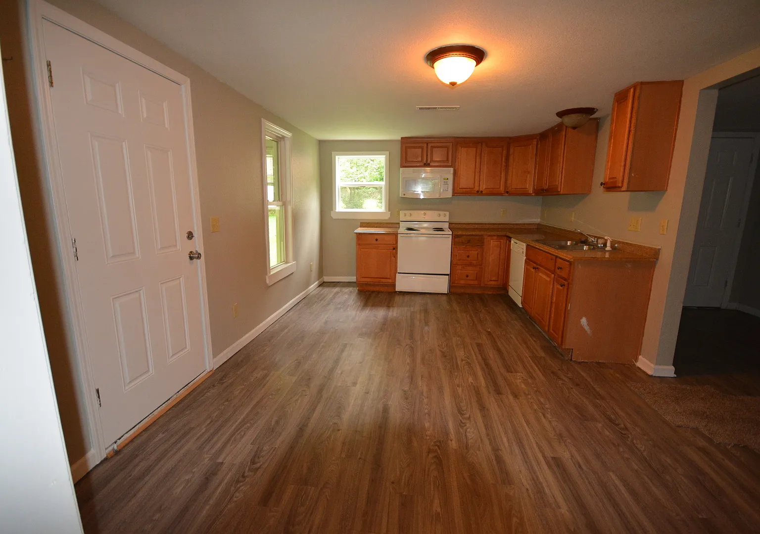 Space, Space & More Space! 3 Bedroom 1 Bath home — Photo 4