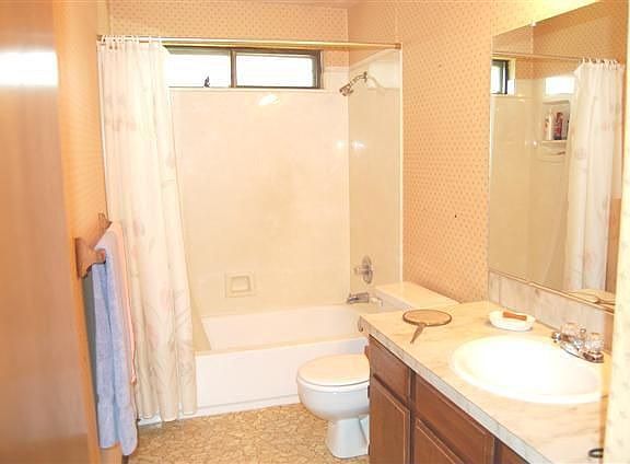 Bright, Clean 2nd bath