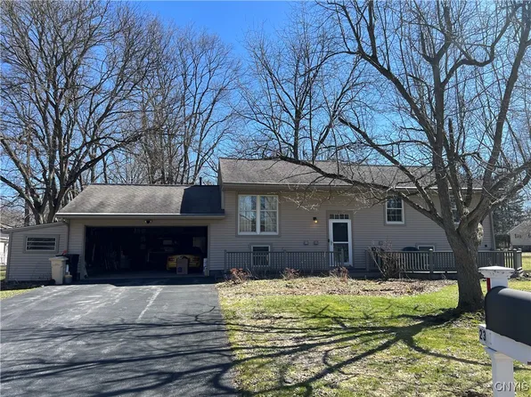 23 University Dr, Clinton, NY 13323