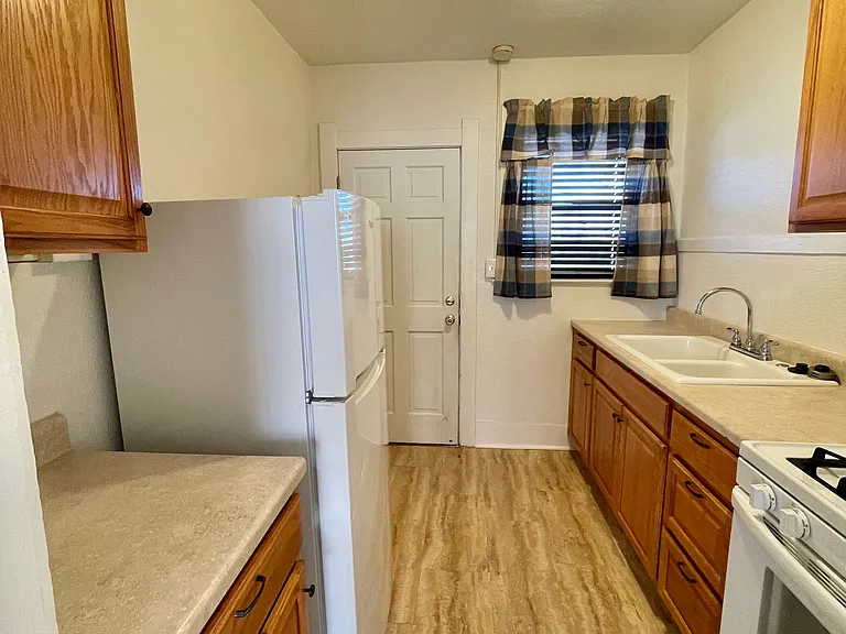 900 N Park St #3 — Photo 3