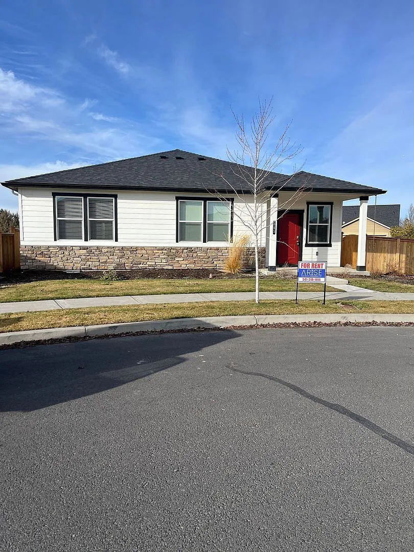 4 bed, 2.0 bath, 1896 sqft, $2,600 — Photo 1