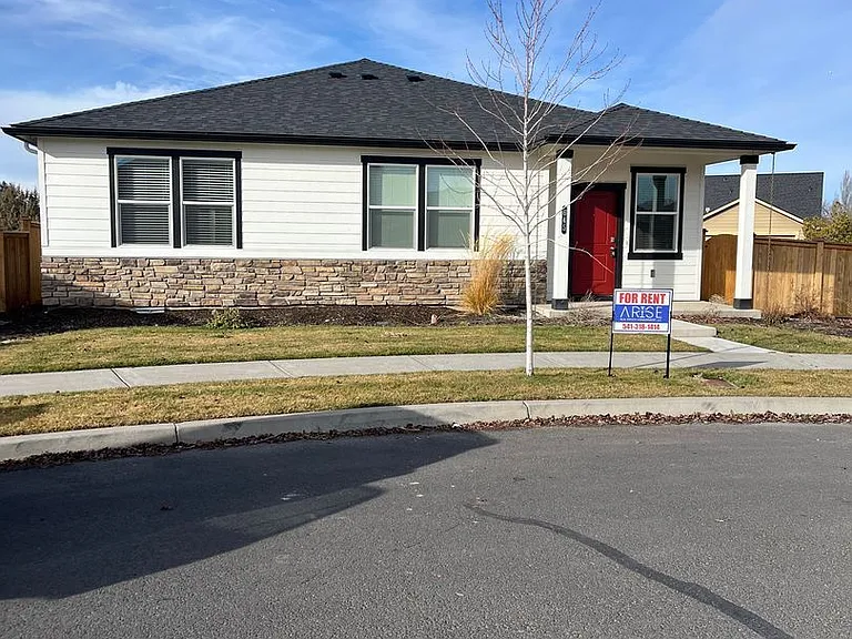 645 NE Union Loop — Photo 1