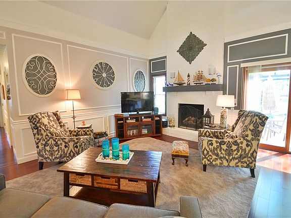 5th image of 369 Camelot Dr