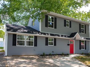 32 Rolling Ln, Levittown, PA 19055