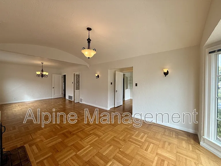 658 Rockdale Dr #MAIN — Photo 5