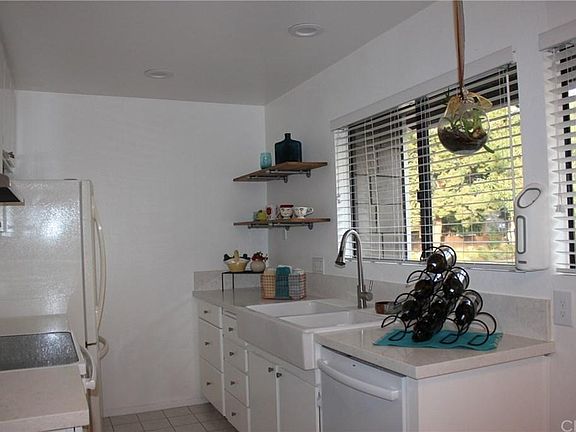 3rd image of 220 Springview
