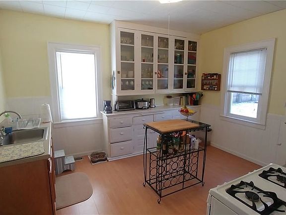 4th image of 80 Allegany St