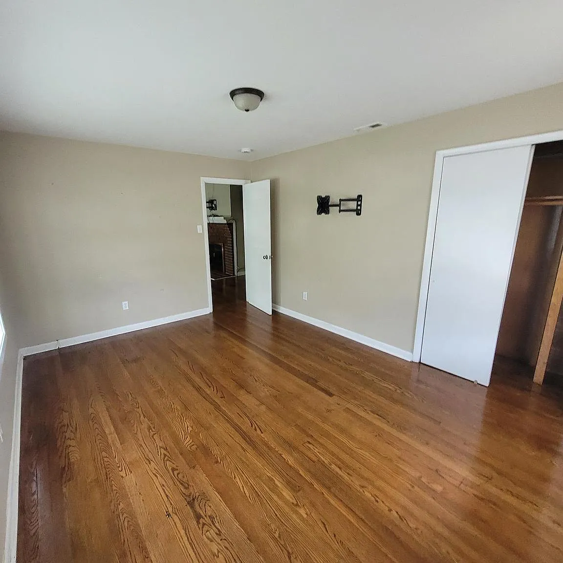 4 bed, 1320 sqft, $2,800 — Photo 2