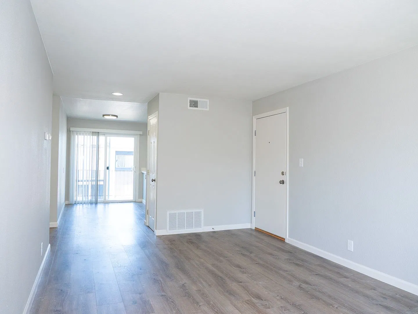 Bart Plaza Apartments — Photo 4