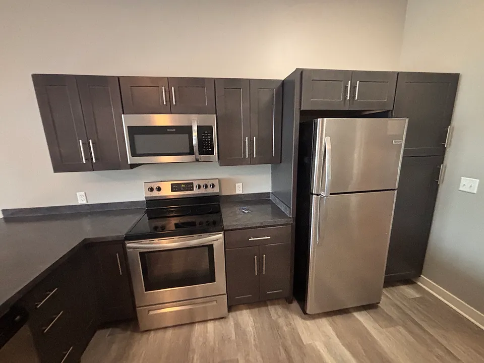 60 Tonawanda St #32