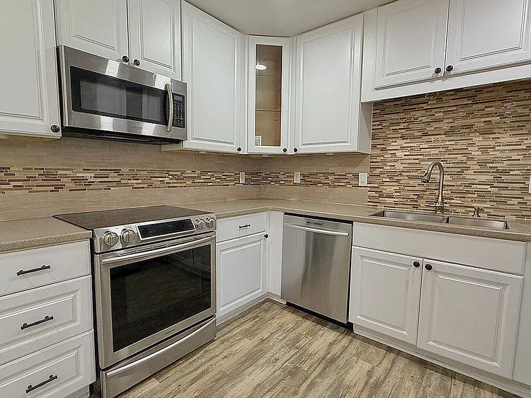 337 NE Sheila Dr — Photo 8
