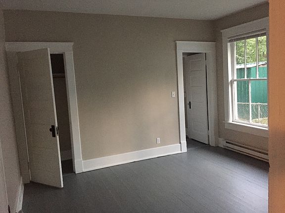 Side bedroom
