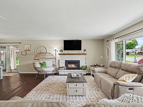3rd image of 15 Enlow Ct