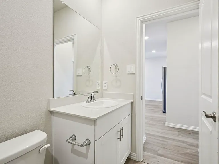808 Leavenworth Dr — Photo 11