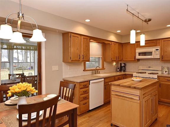 4th image of 10 Inverness Ln