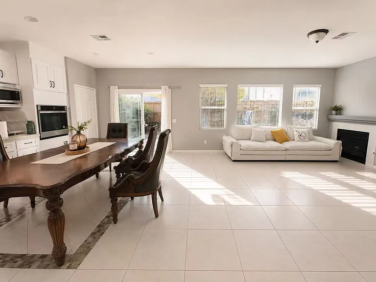 22358 Hawthorn Ave — Photo 2