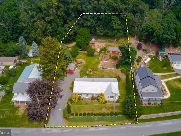 1693 Turkey Hill Rd, East Earl, PA 17519