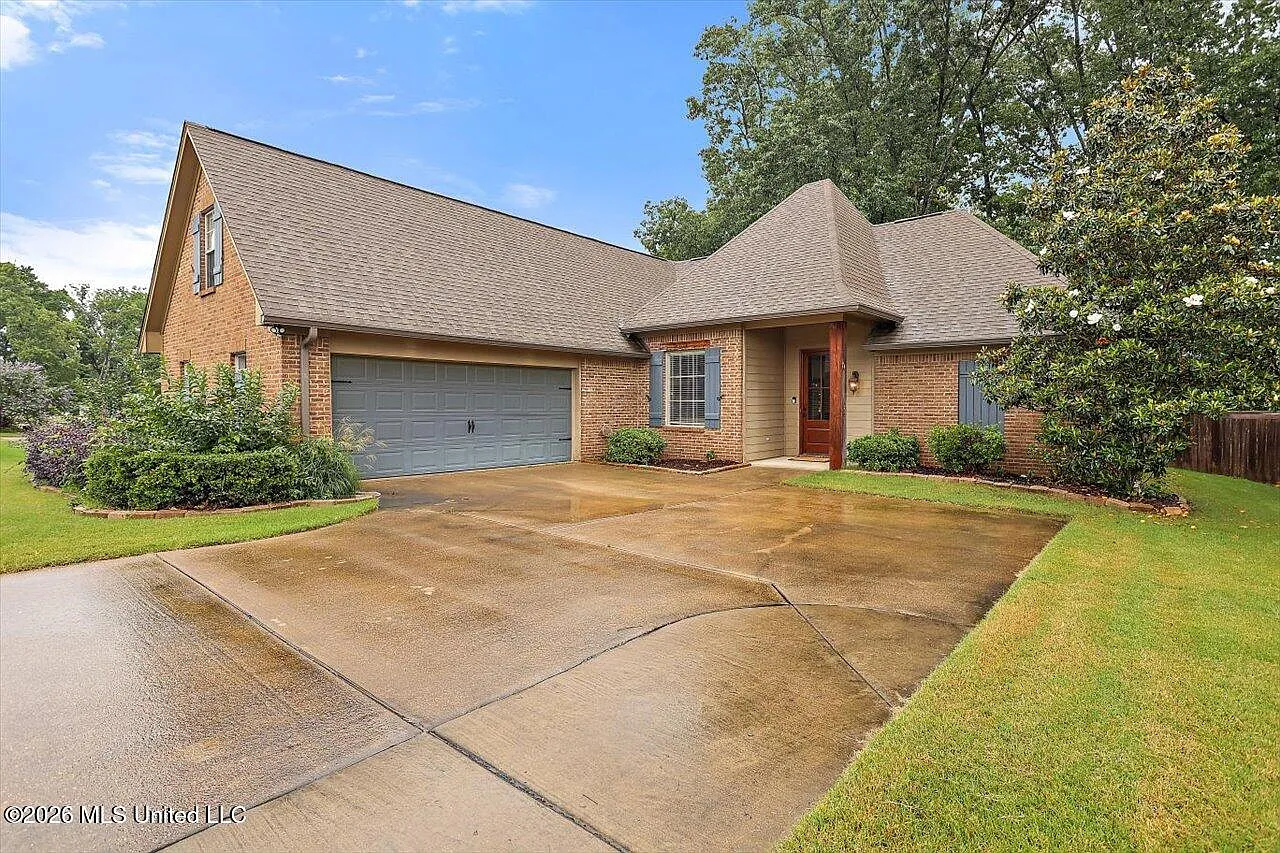 3 bed, 2.0 bath, 2021 sqft, $2,695 — Photo 1