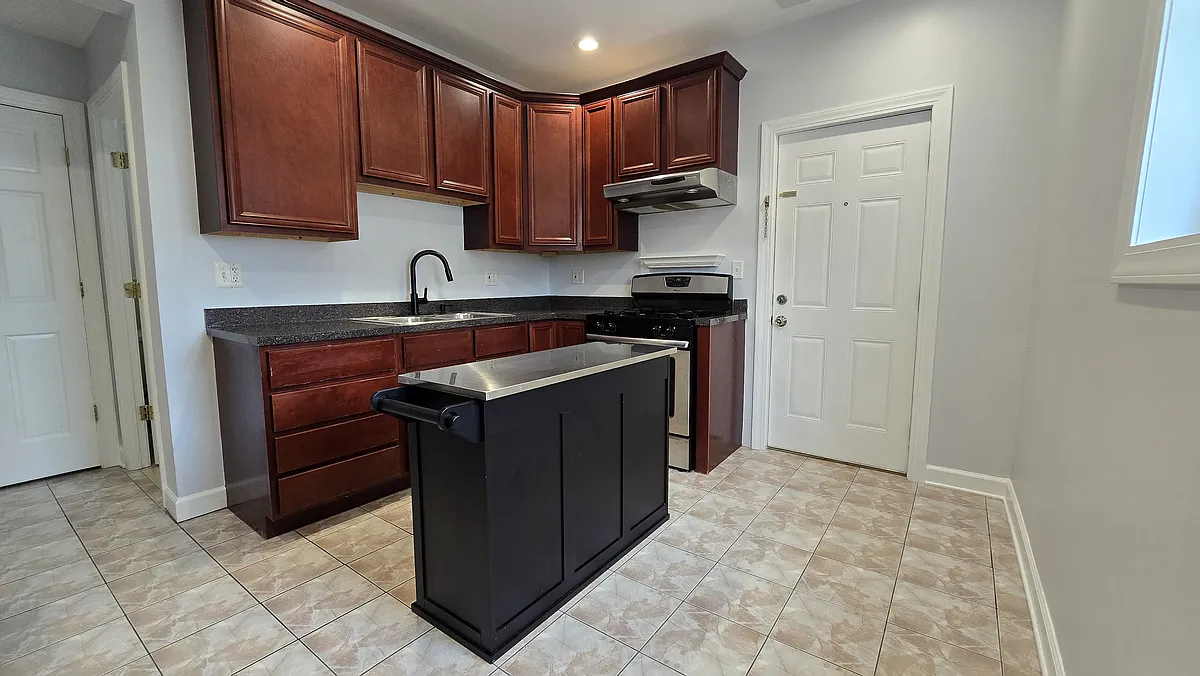 Building Photo - 3606 W Cortland St #2
