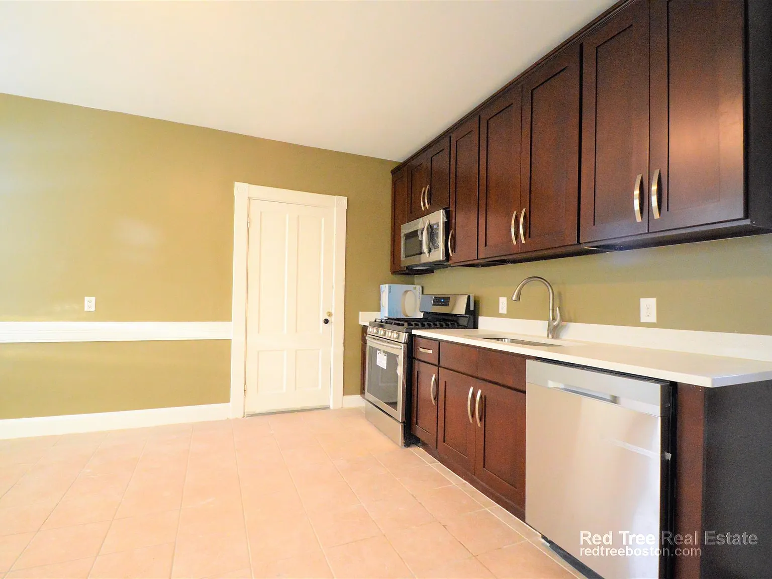 3 bed, 1300 sqft, $3,600 — Photo 2