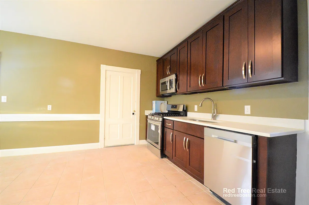 Building Photo - 10 Treadway Rd #3
