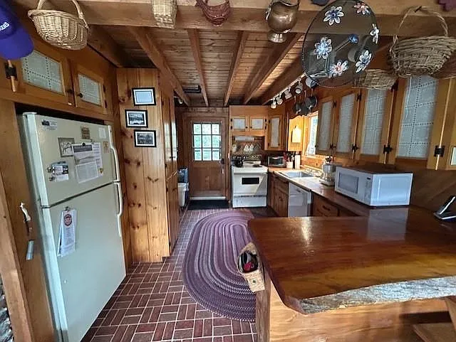3 bed, 2.0 bath, 1176 sqft, $5,800 — Photo 2