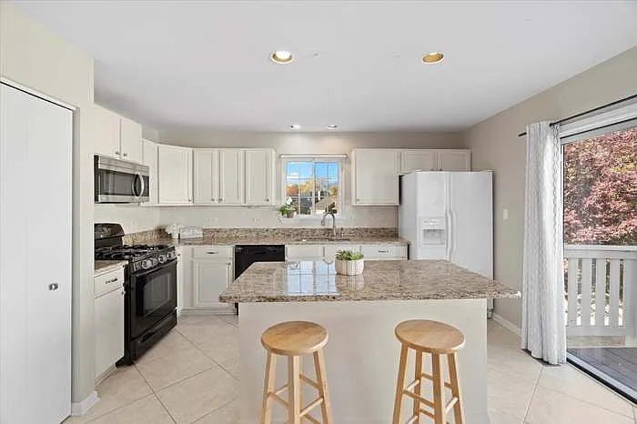 18630 W Sterling Ct — Photo 8