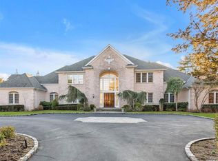 4 Fairway Ct, Oyster Bay, NY 11771
