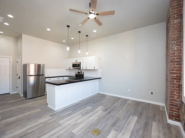 201 E Grand Ave #2 — Photo 7