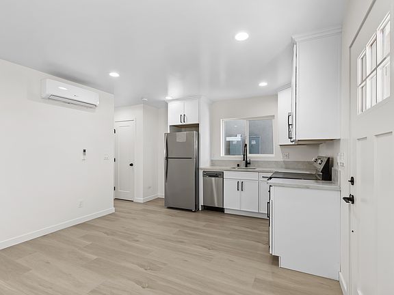 4th image of 4648 Point Loma Ave #5