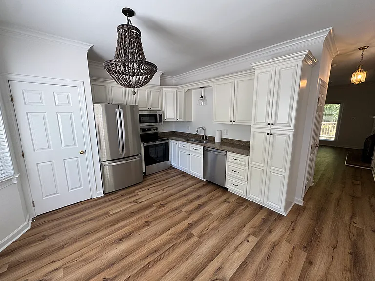 1551 Village Glenn Dr — Photo 3
