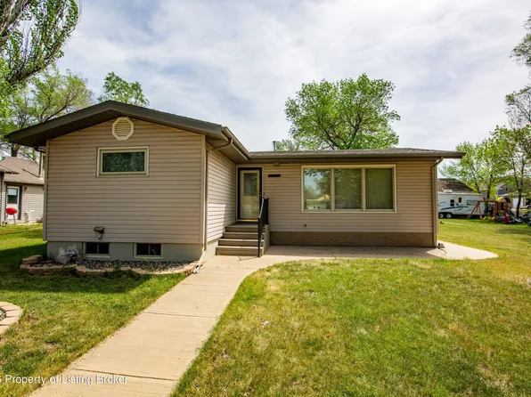 309 1st Ave SW, Bowman, ND 58623