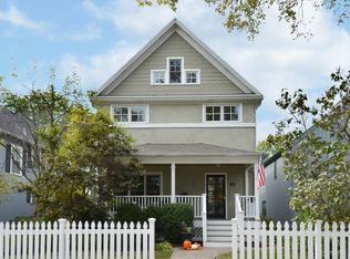 352 E Wisconsin Ave, Lake Forest, IL 60045