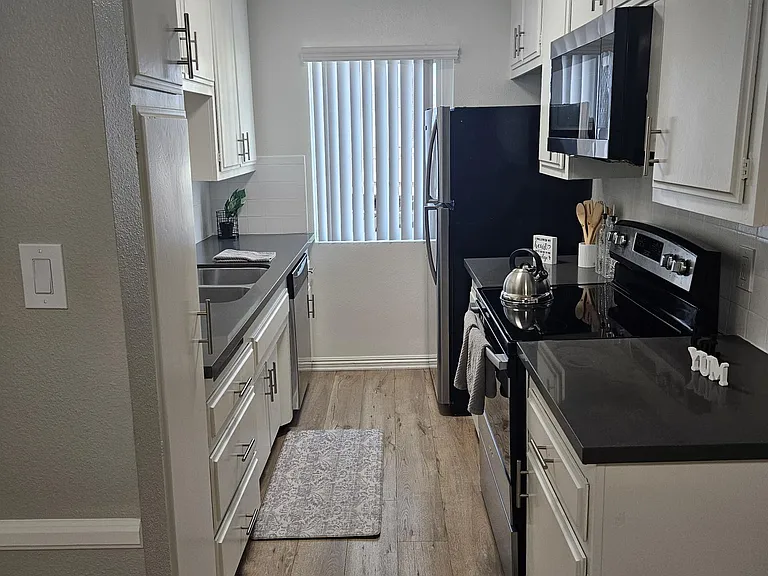 Malibu Apartments — Photo 25
