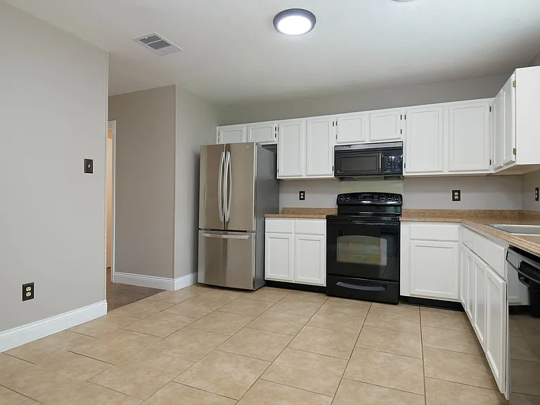 4010 Knollbend — Photo 7